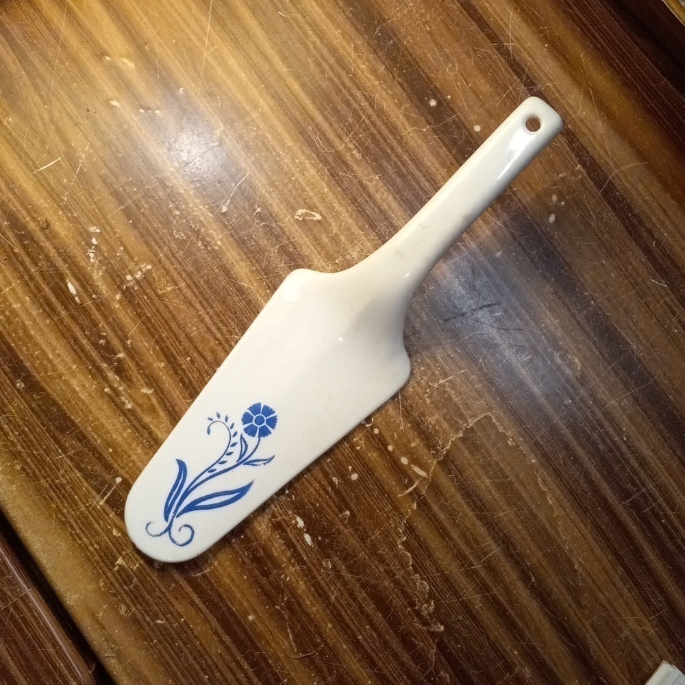 Vintage blue cornflower pie cake server